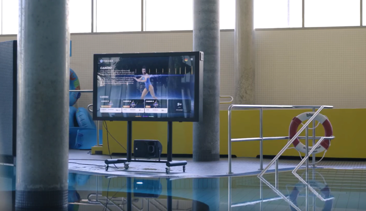 Bei unseren virtuellen Aquafitnesskursen wird die Trainingseinheit über eine Bildschirm am Beckenrand präsentiert.
Wir bieten derzeit vier Kursarten an: CARDIO Einsteiger, CARDIO Fortgeschritten, POWER und MOVE.